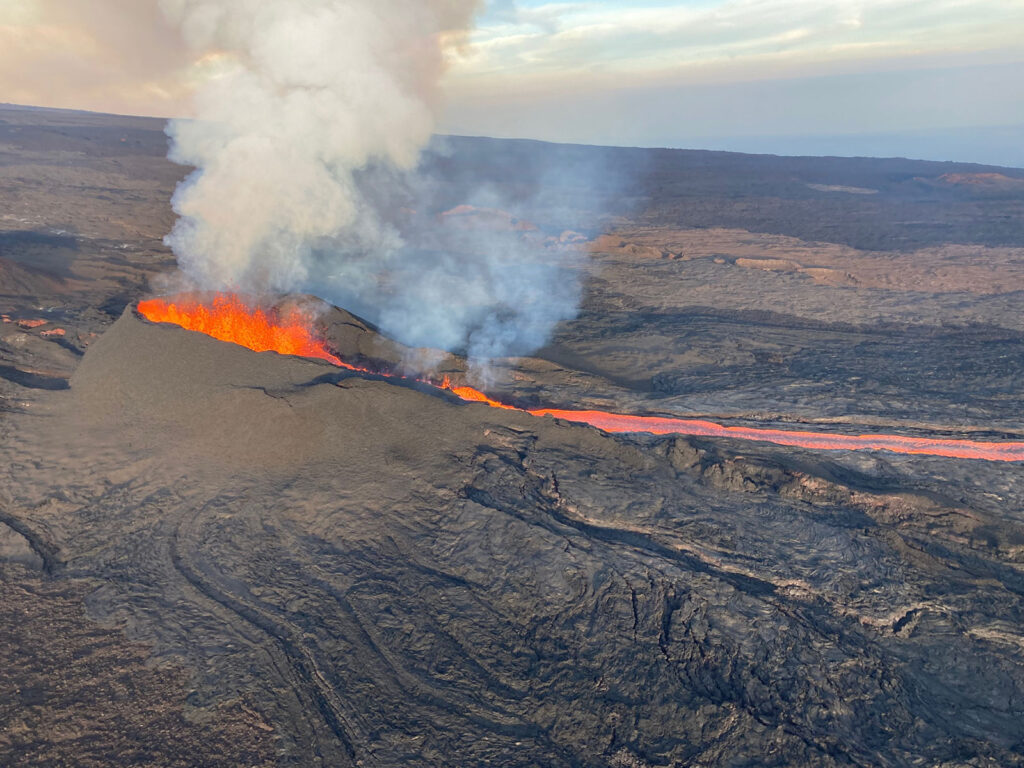 Mauna Loa Fissure 3 by Hawaiian Volcano Observatory